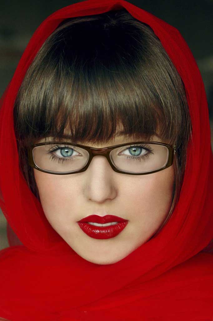 woman-glasses-bold-lipstick