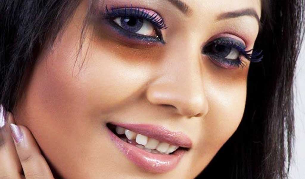 মেয়েটি হাসছে 