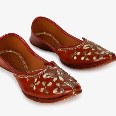 Handcrafted TraditionaEmbroidered Leather Juttis