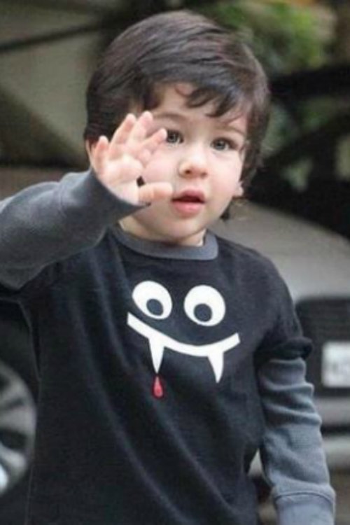 taimur waving 2