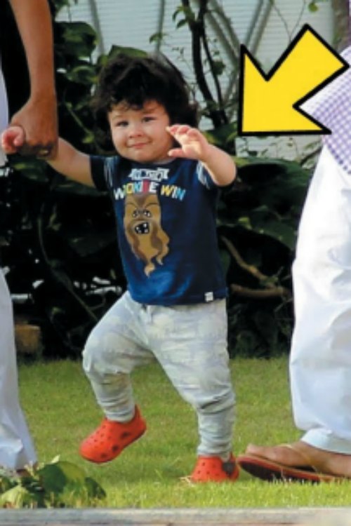 taimur waving