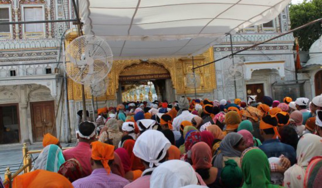 people lining up golden temple