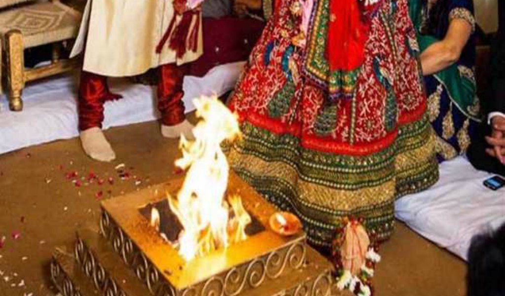 अग्नि के चारों ओर विवाह के फेरे 