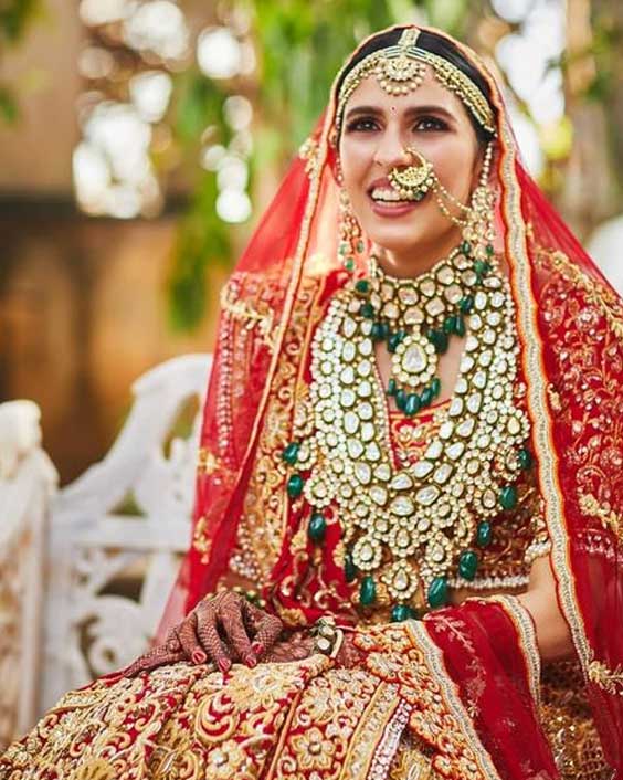 रेड एंड गोल्ड ब्राइडल लहंगा में श्लोक मेहता 