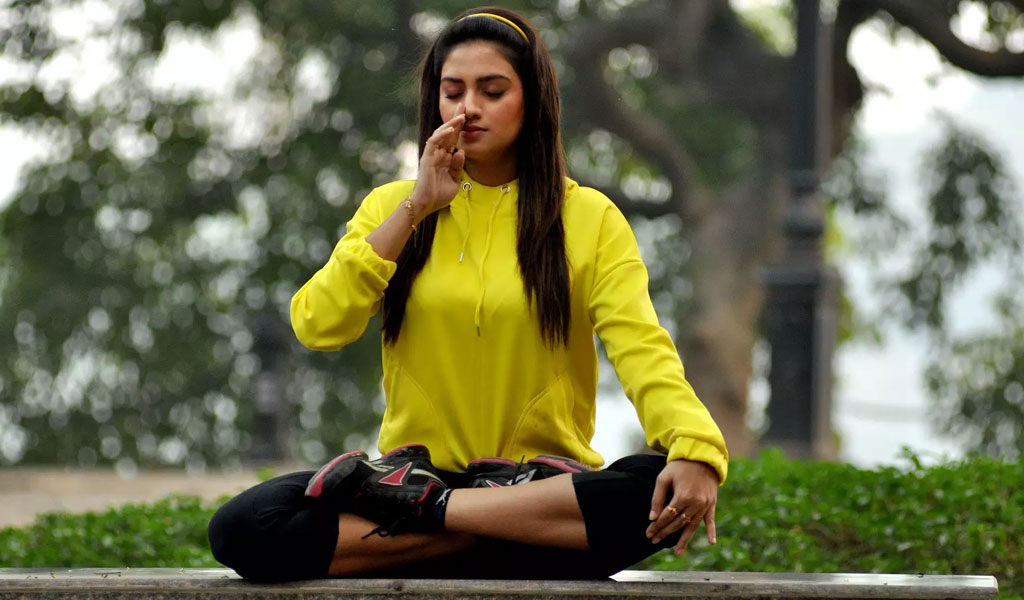 নুসরত যোগ ব্যায়াম করে