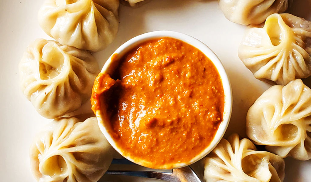 প্লেটে মোমো ও চাটনি রাখা
