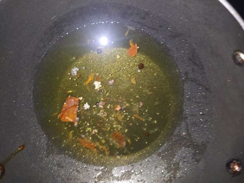 गरम तेल में जीरा, काली मिर्च और दालचीनी