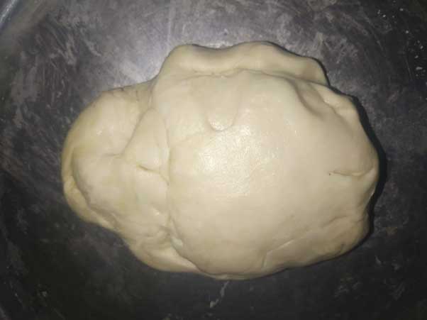 गुजिया का आटा गूँथा हुआ