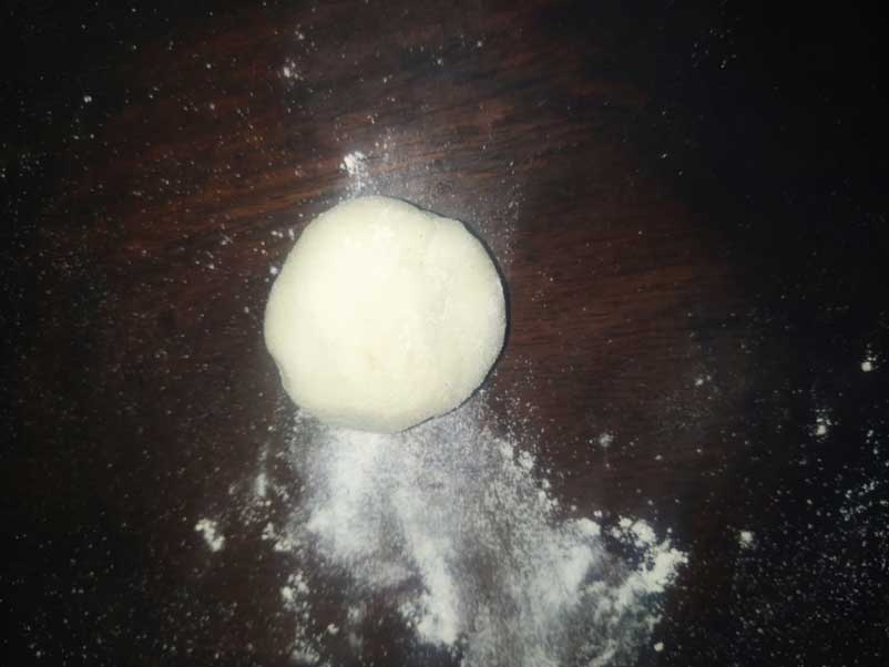 गुजिया के लिए एक गोली को बेलें