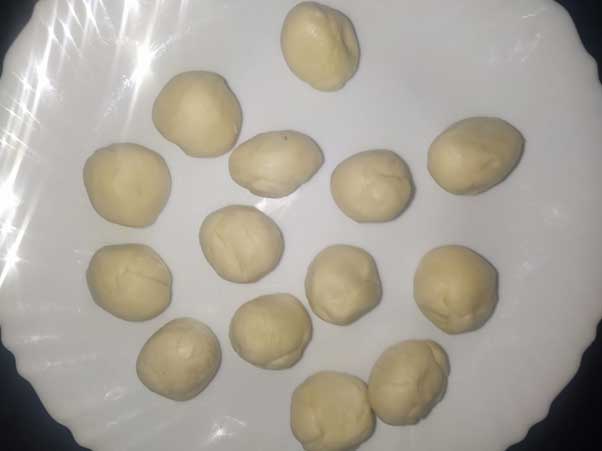 गुजिया के आटे की गोलियां