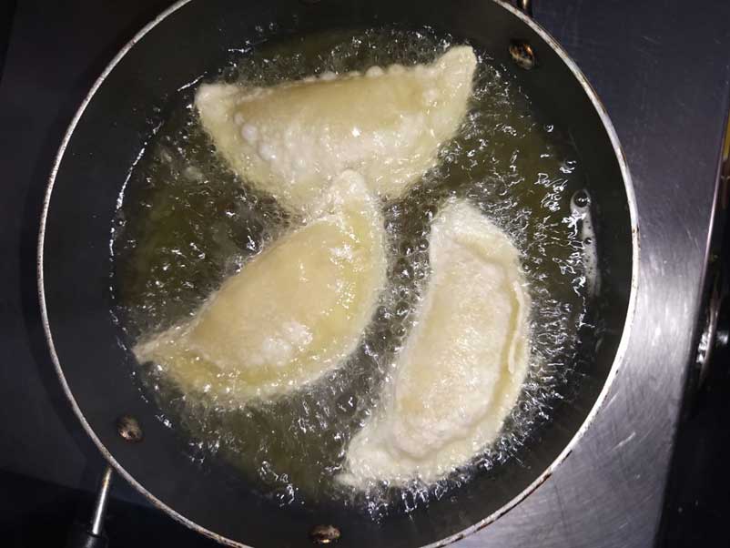 गुजिया तले जा रहे हैं।