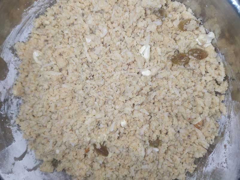 सूजी, नारियल और मेवों का मिश्रण