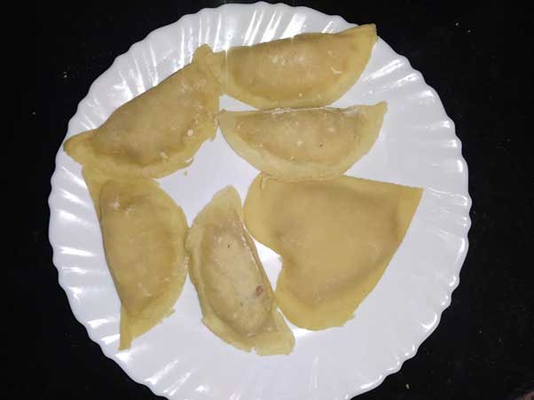 गुजिया तलने के लिए तैयार
