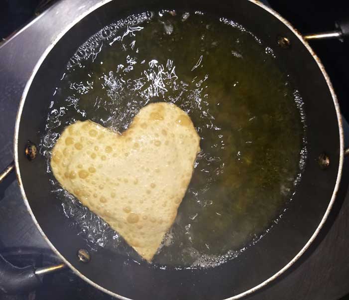 हार्ट शेप गुजिया