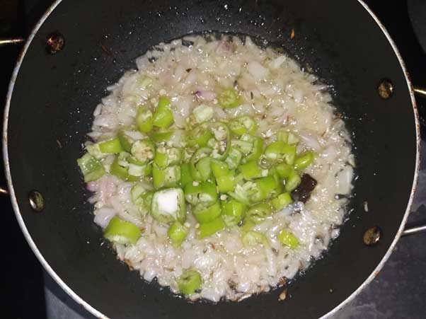 कड़ाही में प्याज और हरी मिर्च