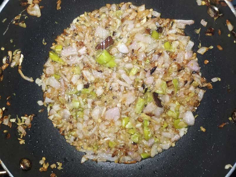 प्याज और हरी मिर्च हल्की सुनहरी