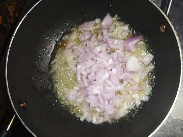 गरम तेल में प्याज
