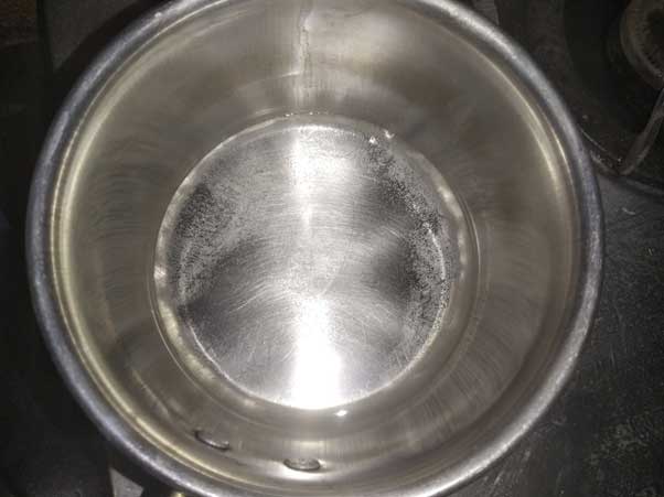 पानी उबलने के लिए रखें