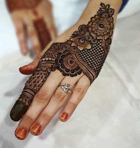 Beautiful dubai back hand mehndi designs 2022😍 | Back hand mehndi designs, Mehndi  designs for hands, Khafif mehndi design