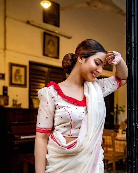 Retro Style White Blouse With Red Neckline 