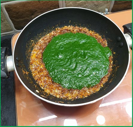 masala mix with palak puree frying pan