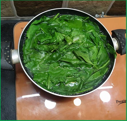 palak in water frying pan