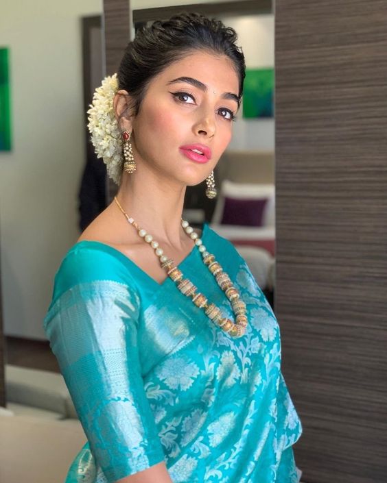 Minimalistic Saree + Jewellery Combo