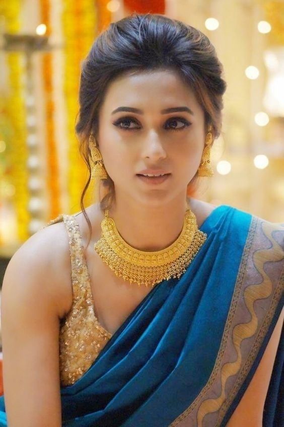 blue saree with gold jewellery