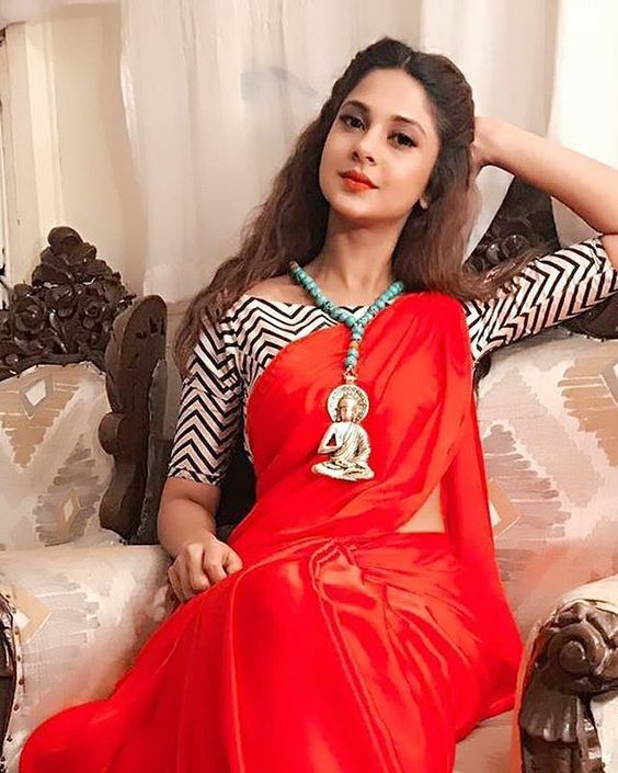 स्टाइलिश मॉडर्न साड़ी + ब्लाउज़ कोंबिनेशन