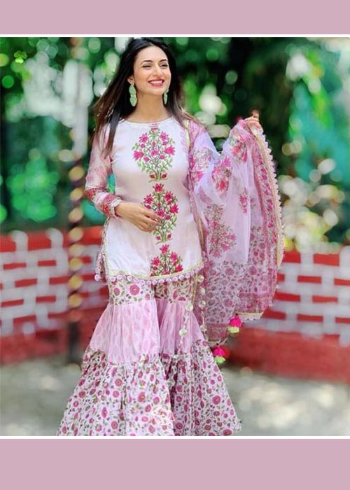 Divyanka Tripathi In Floral Suit