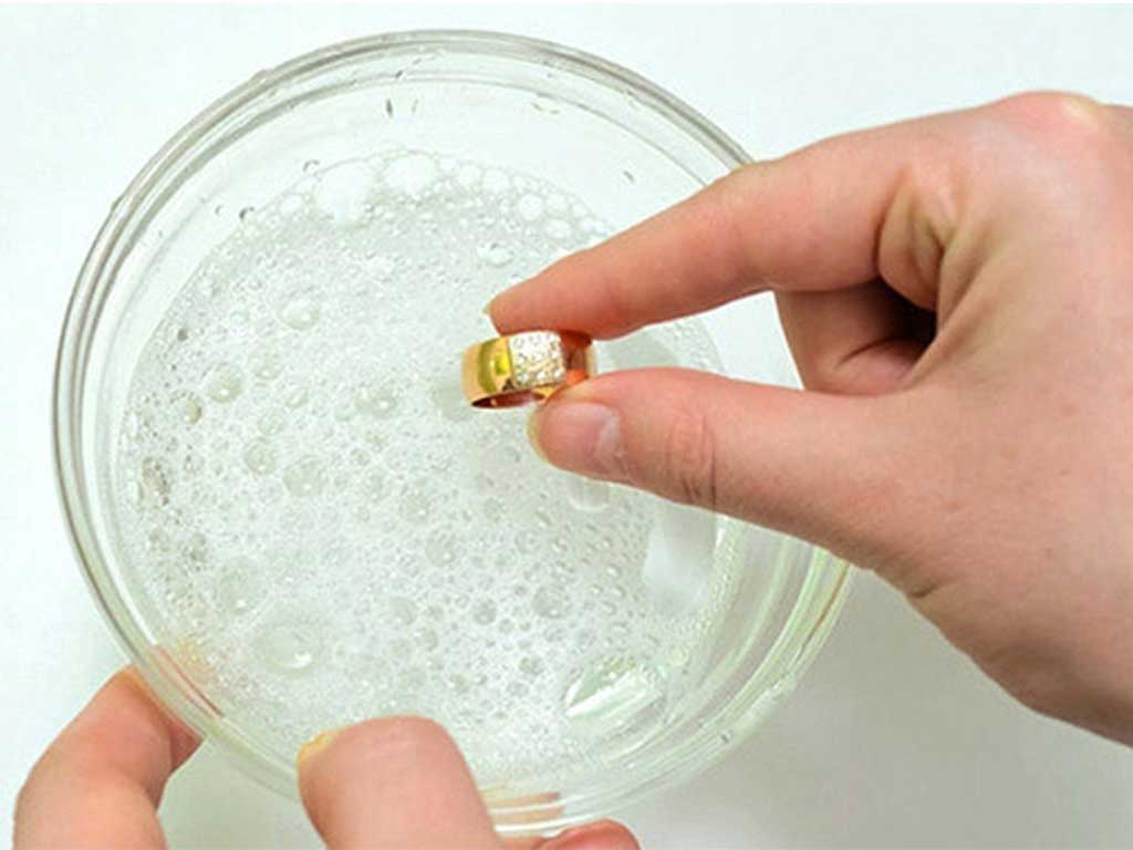 Cleaning gold ring