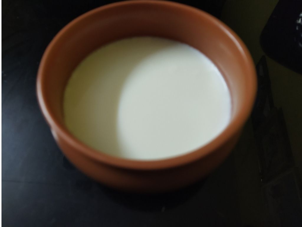 दूध से जामन (दही) जमाने के लिए एक बड़ी कटोरी दूध