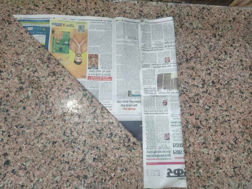पीछे से मुड़ा हुआ अखबार