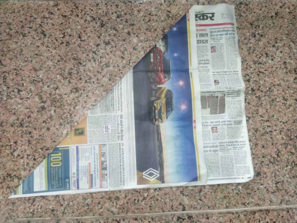 त्रिभुज आकार का अखबार