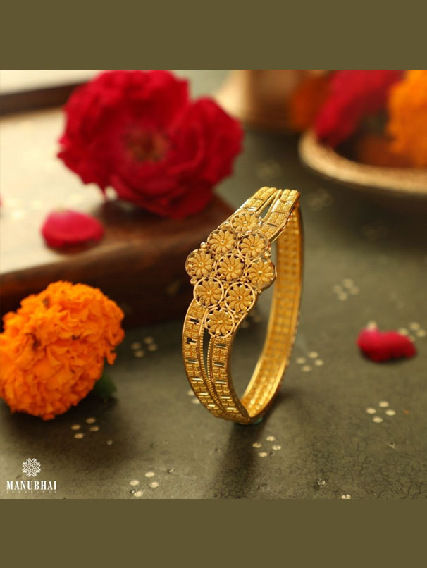 Beautiful Broad Pattern Bangle