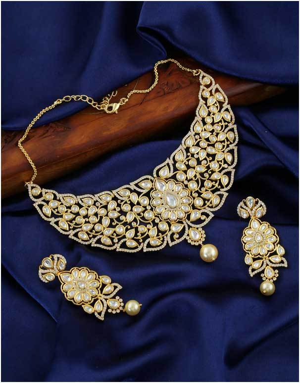 Fashionable Gold Finish Kundan Necklace