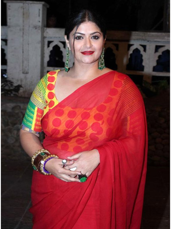 indian plus size woman in saree