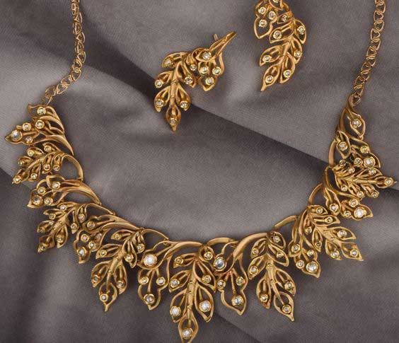 Leaf Pattern Gold & Diamond Necklace Set