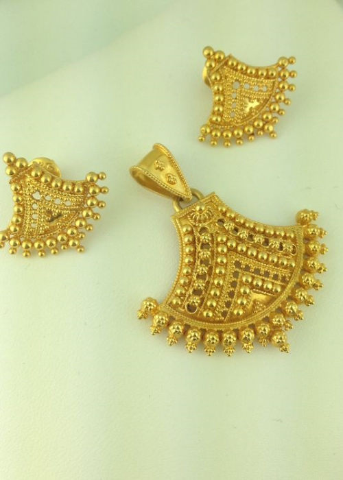 Unique Design Gold Pendant