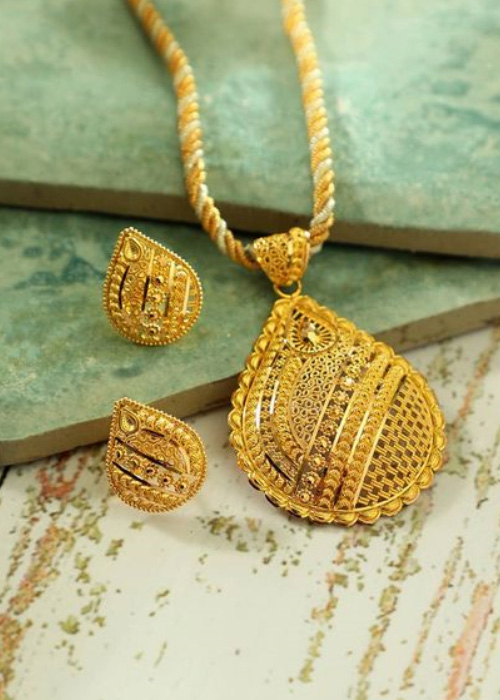 Paisley Shape Gold Pendant