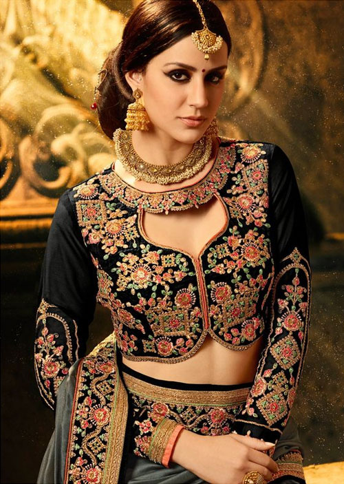 Round Keyhole Neckline