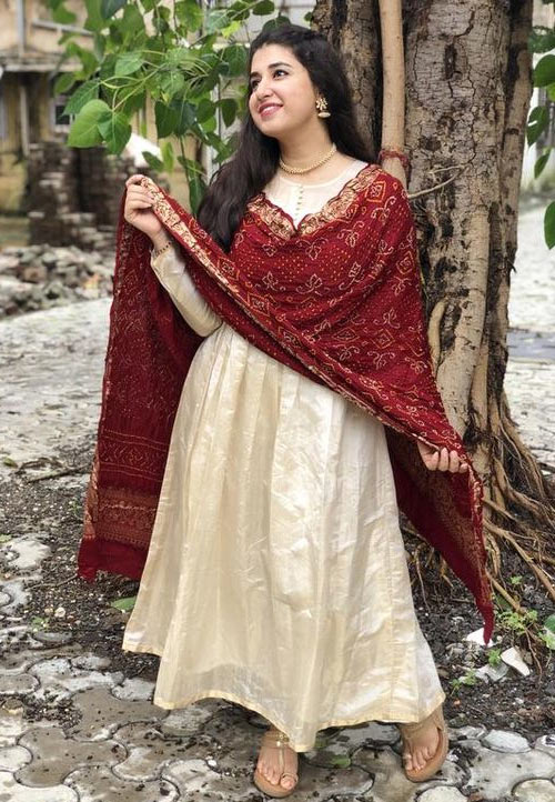 White Kurti And Maroon Dupatta