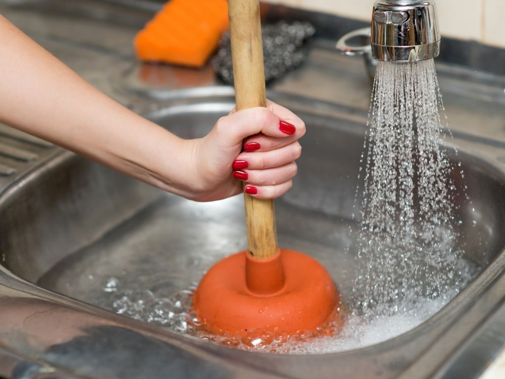 kitchen sink clean by plunger