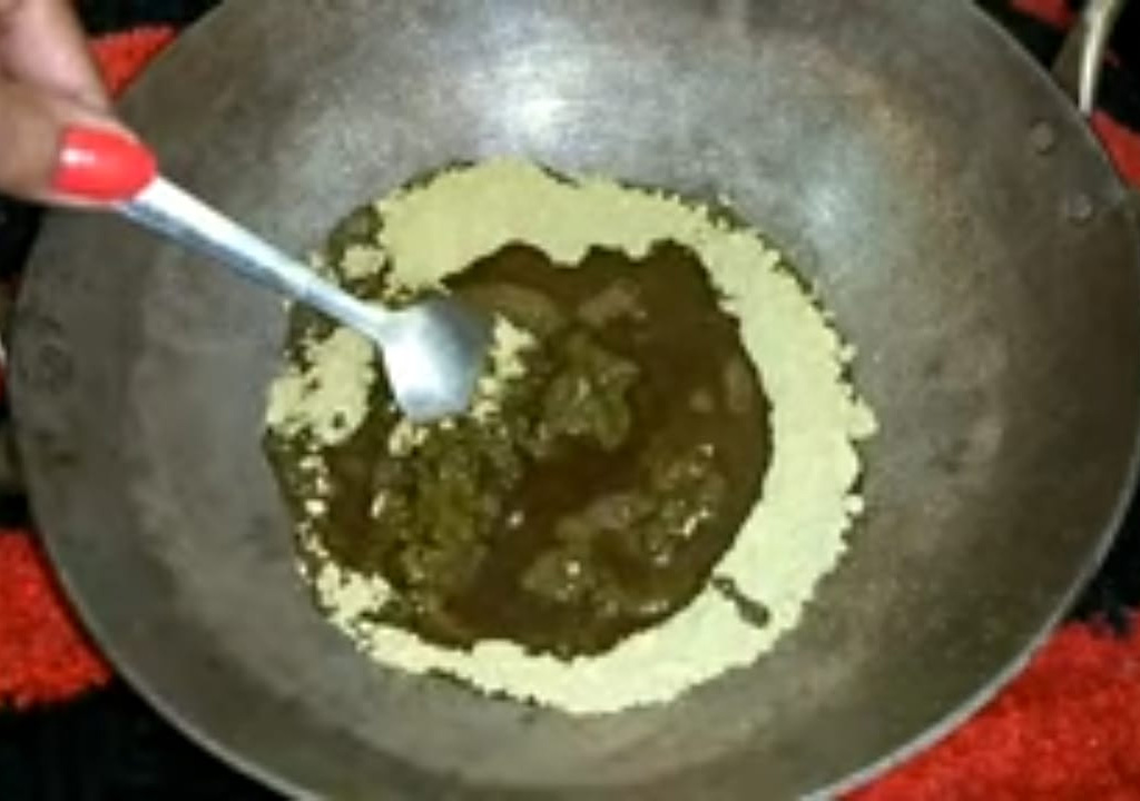 mehndi mixture in iron pan