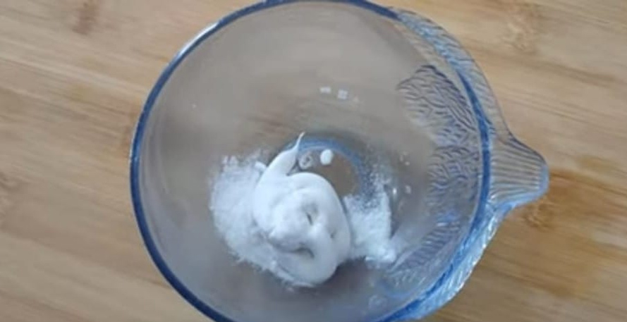 tooth paste mix with baking soda