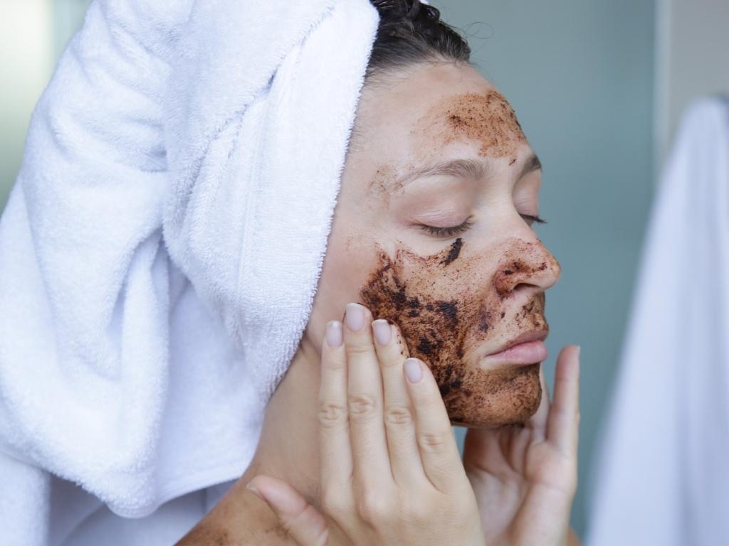 woman face scrub