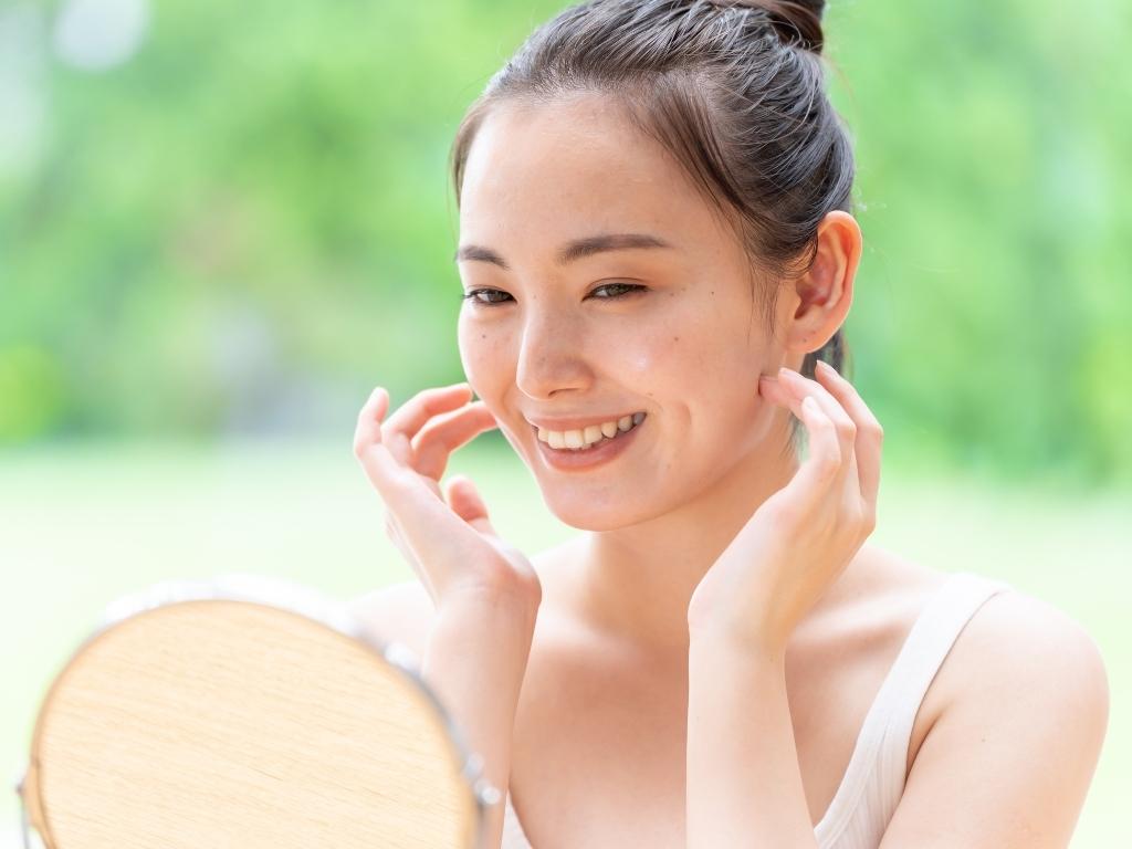 japanese woman see mirror