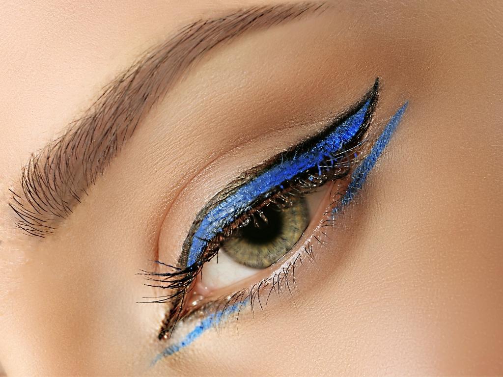 blue eyeliner