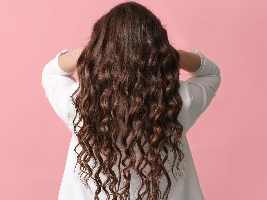 beautiful hair color on curly hairs